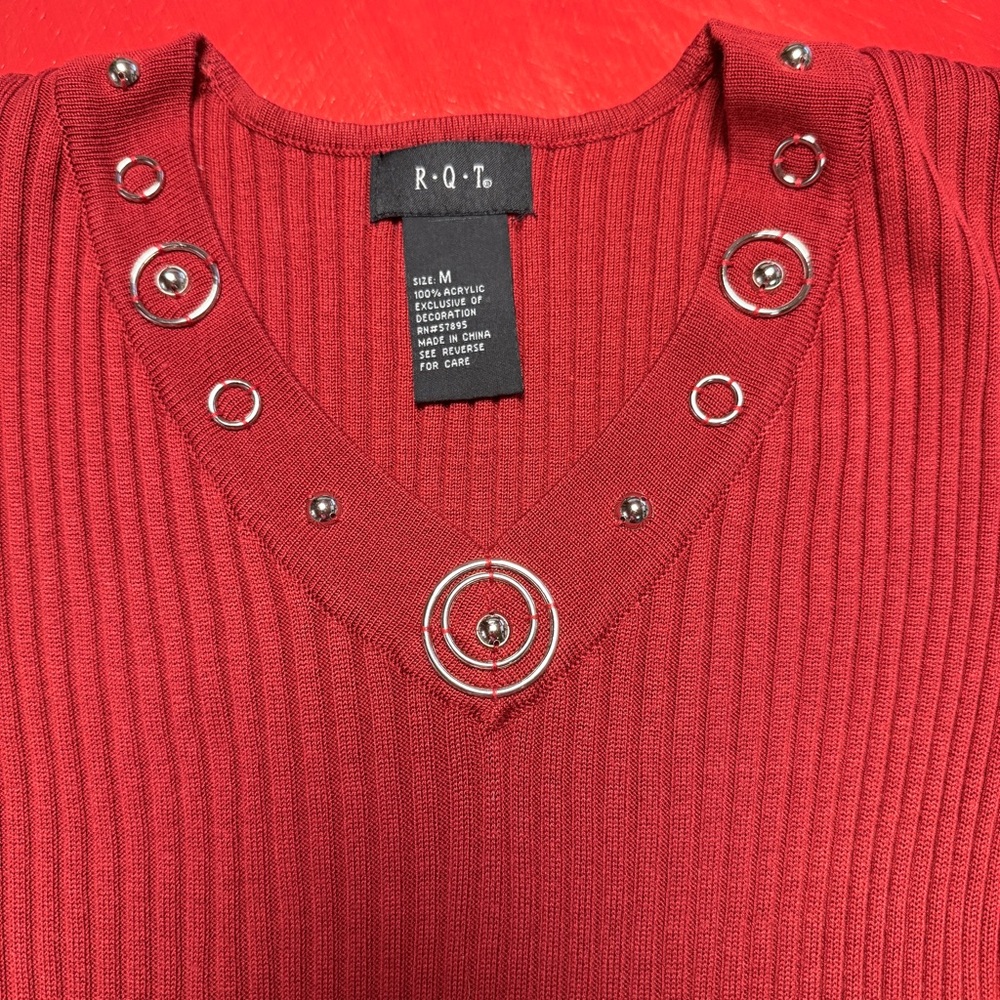 RQT DARK RED SHORT SLEEVE RIBBED FITTED SWEATER VNECK SILVER DECORATIVE - Picture 4 of 5